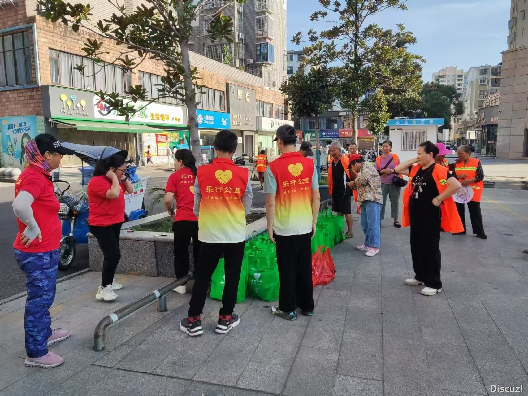 20240725关爱环卫工，夏日送清凉活动 (14).jpg