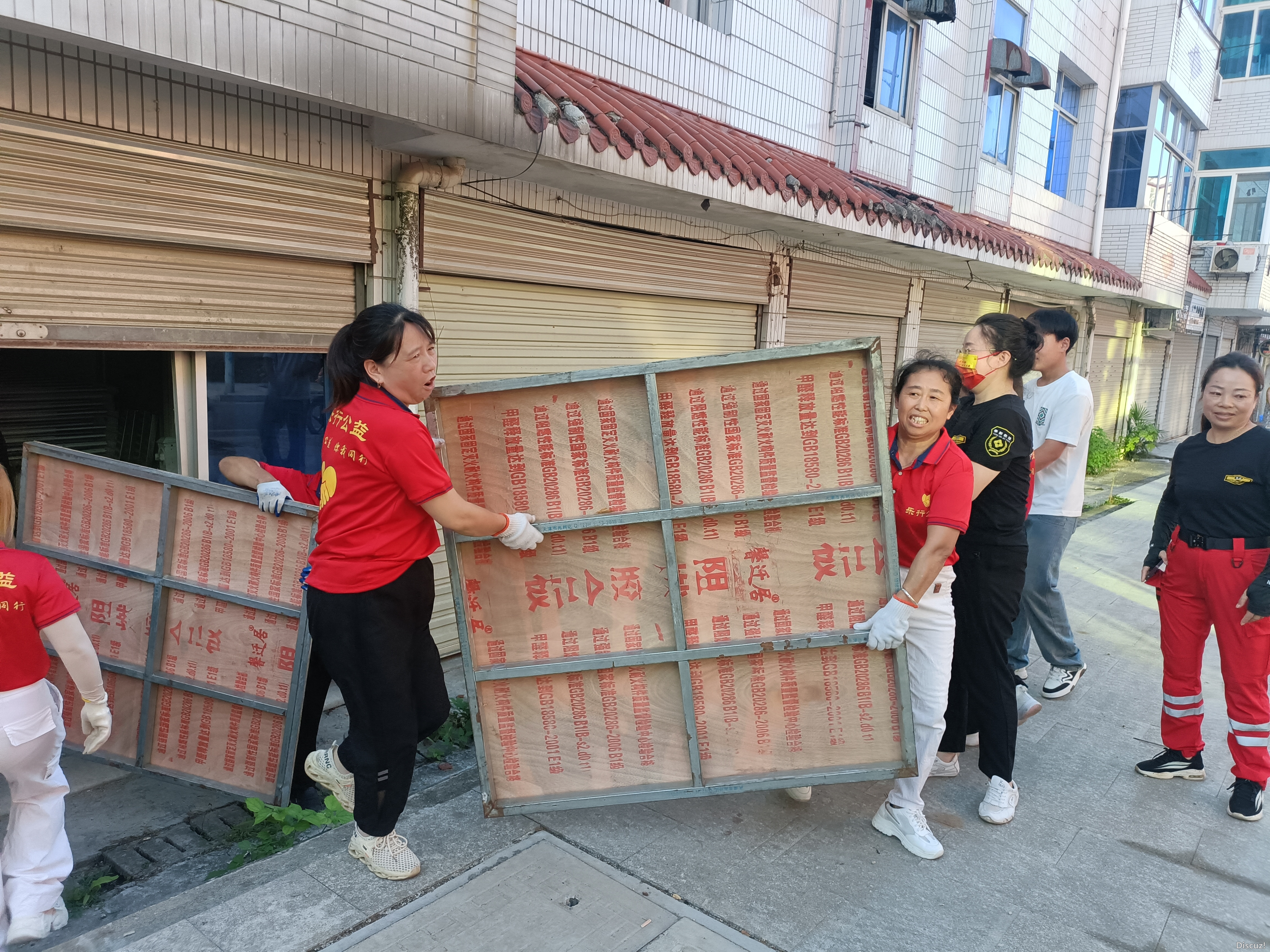 20240802 上富办事处协助石溪办事处舞台搭建 (5).jpg
