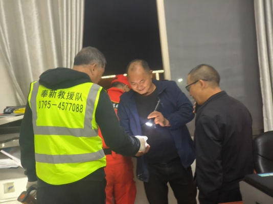 20241106上富办事帮助上富镇府摘除马蜂窝 (3).jpg