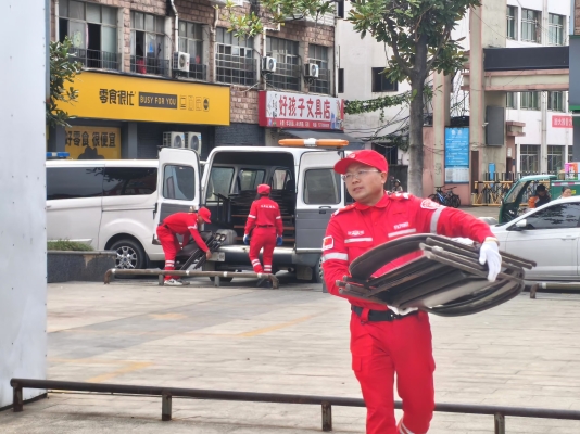 20241101奉新应急救援大队协助奉新中医院搭帐篷 (7).jpg