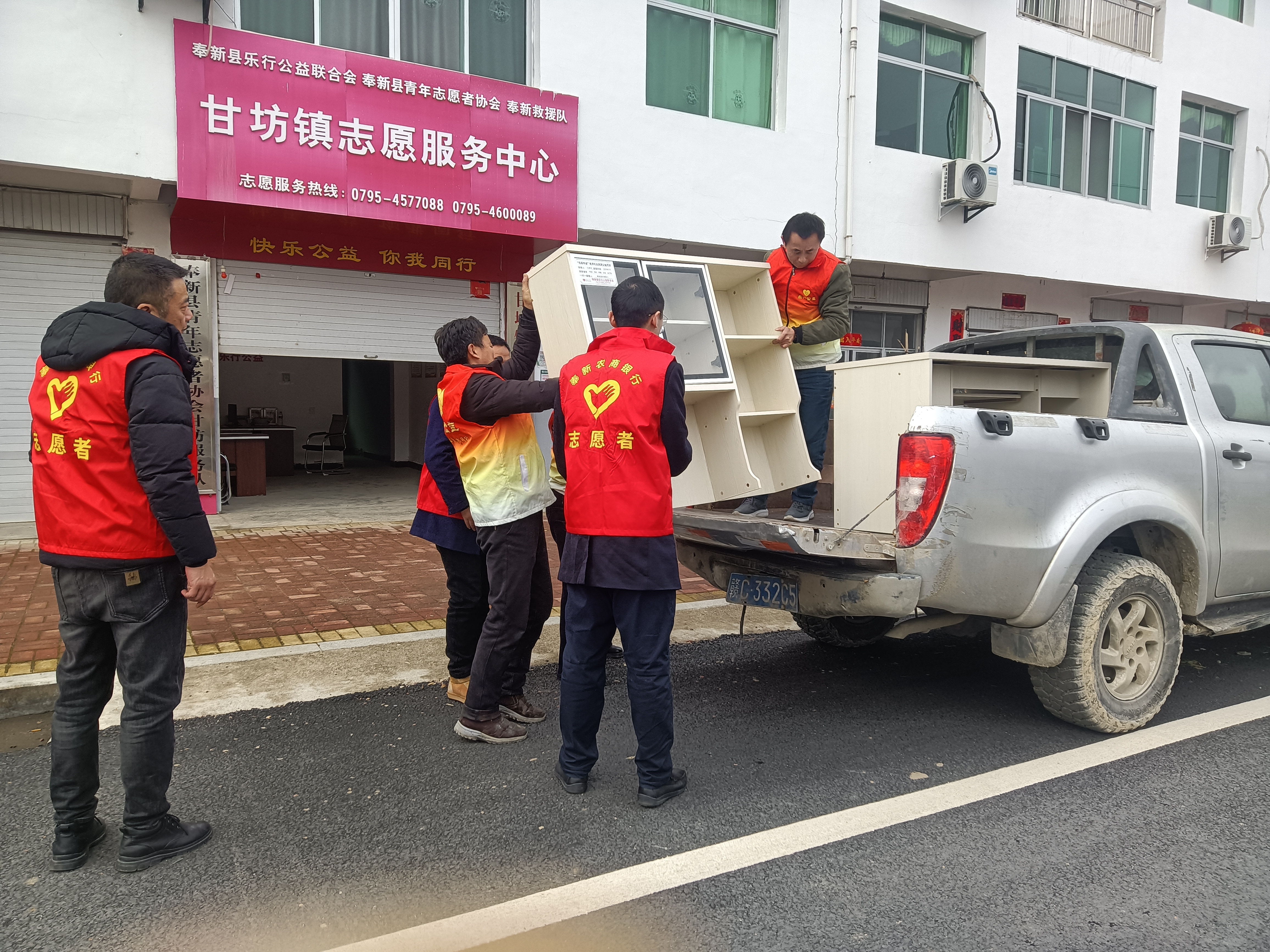 20250226甘坊办事处乐享书桌发放入户 (3).jpg