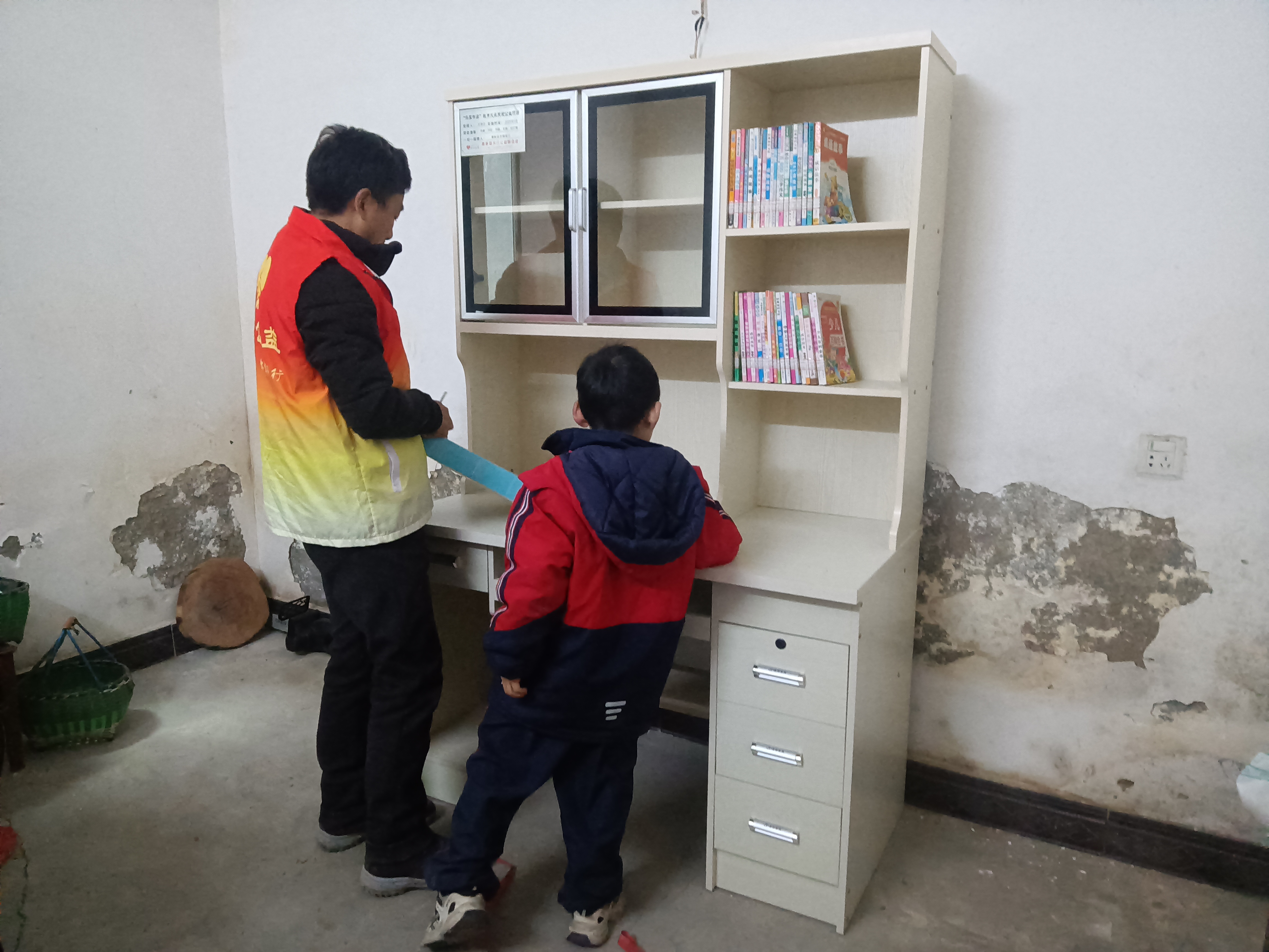 20250226甘坊办事处乐享书桌发放入户 (5).jpg