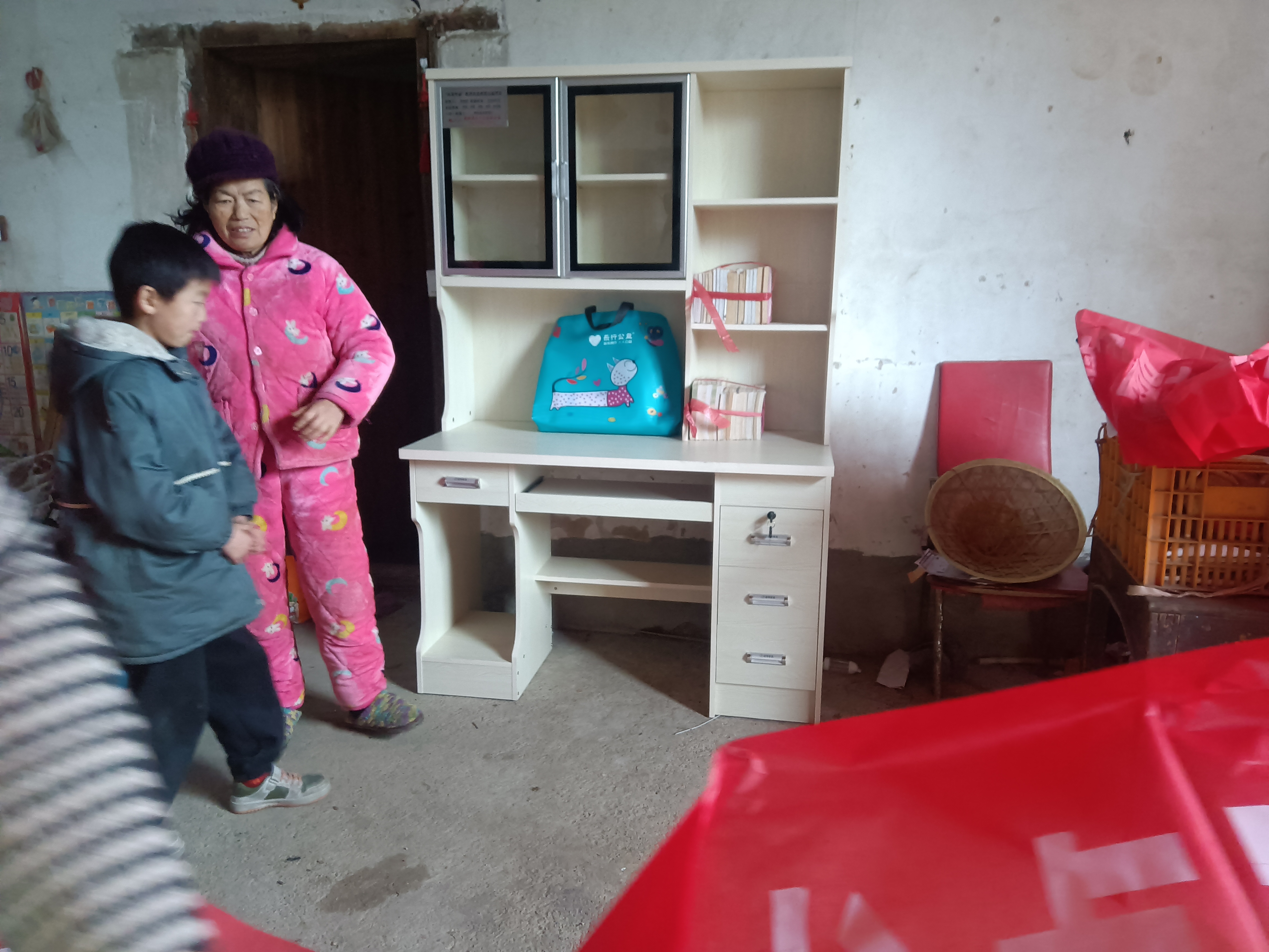 20250226甘坊办事处乐享书桌发放入户 (6).jpg