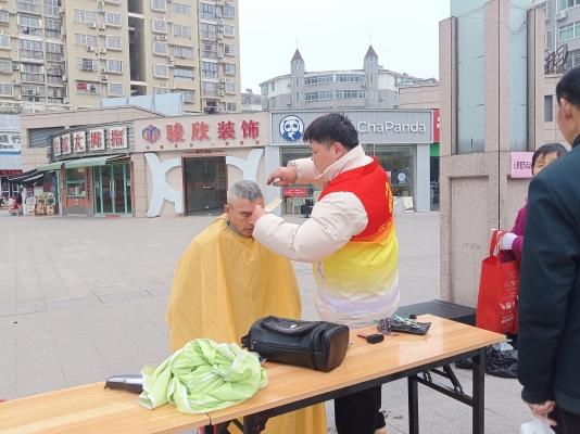2026.03.05 学雷锋纪念日活动群 (94).jpg