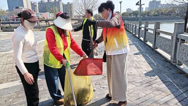 2026.03.14 湿地公园捡拾垃圾环保行动 (38).jpg