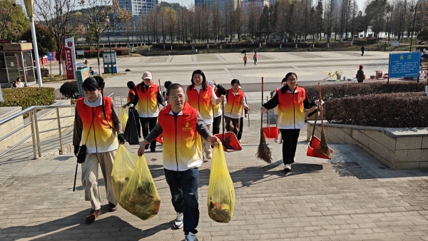 2026.03.14 湿地公园捡拾垃圾环保行动 (40).jpg
