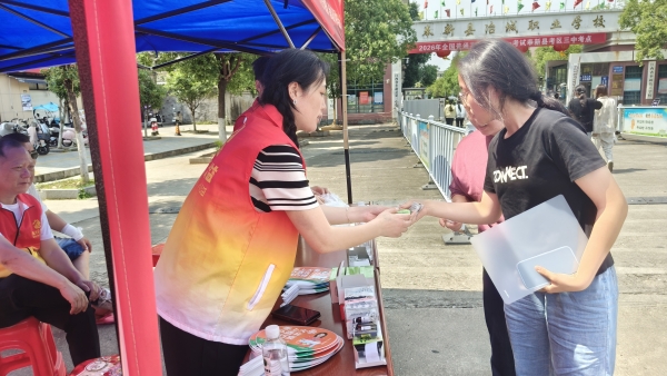 2026.06.07 暖心助考，温情护航高考志愿服务活动 (5).jpg