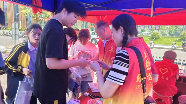 2026.06.07 暖心助考，温情护航高考志愿服务活动 (9).jpg