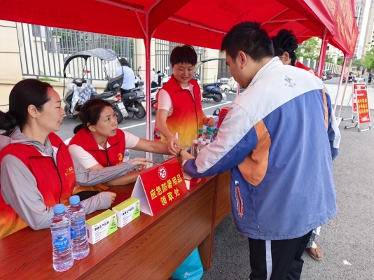 2026.06.08 暖心助考，温情护航高考志愿服务活动 (20).jpg