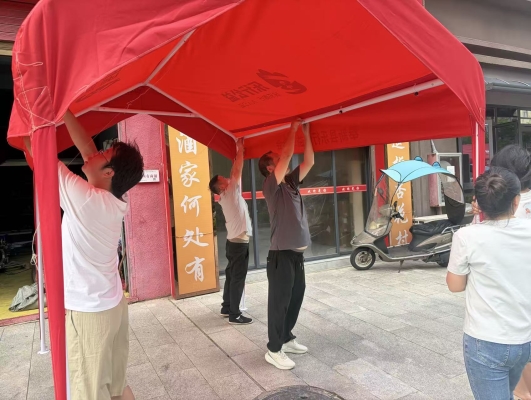 2026.06.06 暖心助考，温情护航高考志愿服务搭建帐篷 (8).jpg