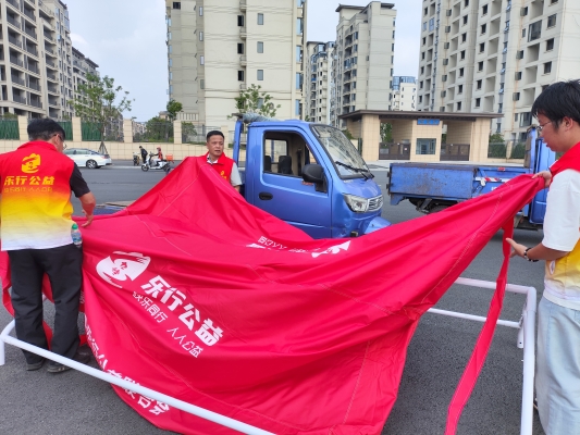 2026.06.06 暖心助考，温情护航高考志愿服务搭建帐篷 (33).jpg