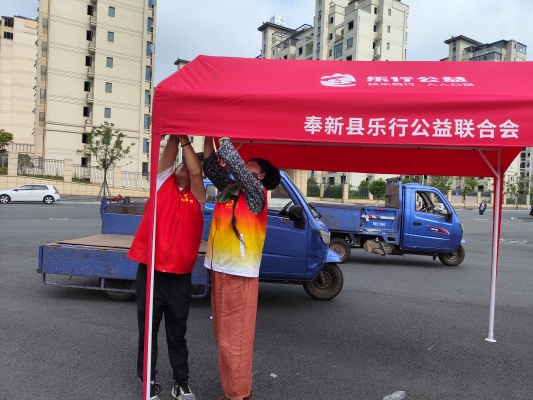 2026.06.06 暖心助考，温情护航高考志愿服务搭建帐篷 (22).jpg
