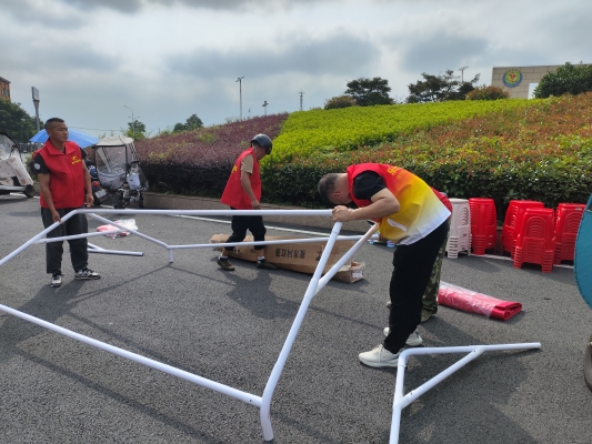 2026.06.06 暖心助考，温情护航高考志愿服务搭建帐篷 (31).jpg