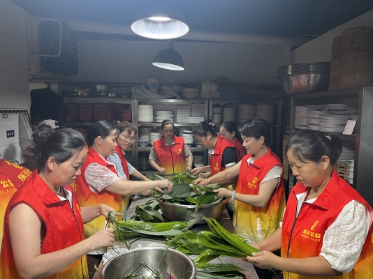 2026.06.11 老七饭店洗粽叶 (22).jpg