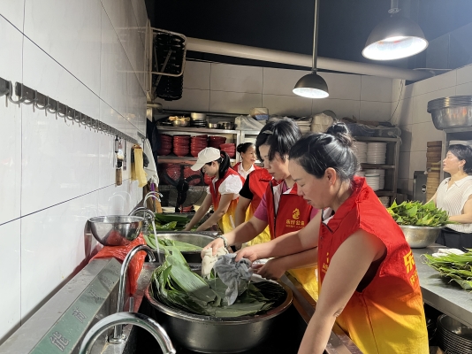 2026.06.11 老七饭店洗粽叶 (3).jpg