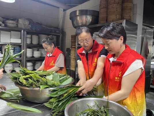 2026.06.11 老七饭店洗粽叶 (12).jpg
