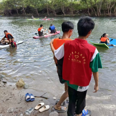2026.08.08 甘坊办事处协助青云塔溯溪营地引导游客活动 (9).jpg