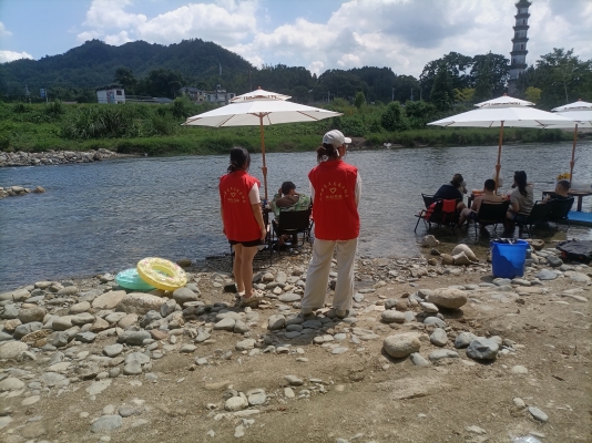 2026.08.08 甘坊办事处协助青云塔溯溪营地引导游客活动 (6).jpg