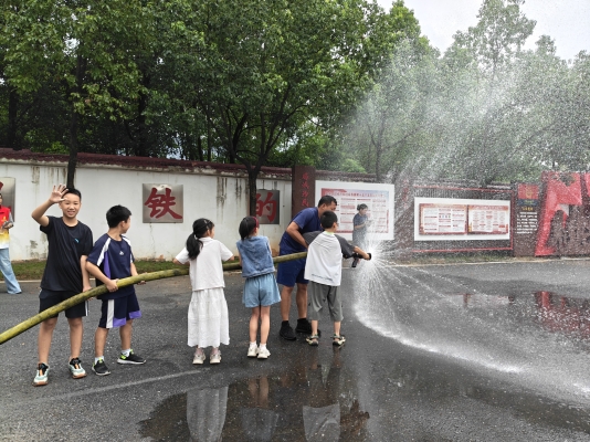 2026.08.12 七彩课堂消防研学 (19).jpg