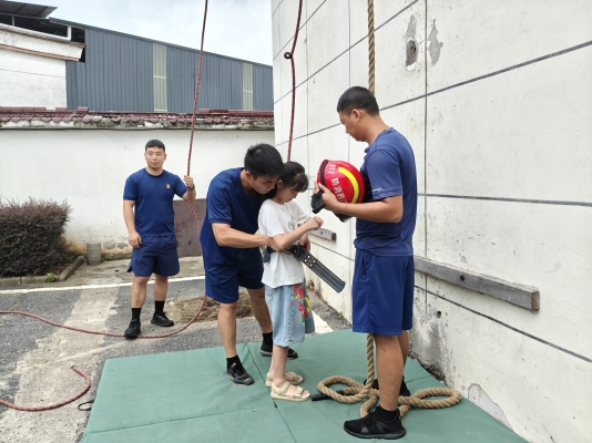 2026.08.12 七彩课堂消防研学 (35).jpg