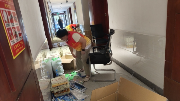 2026.09.19 协助县委办丰收节活动整理物资 (3).jpg