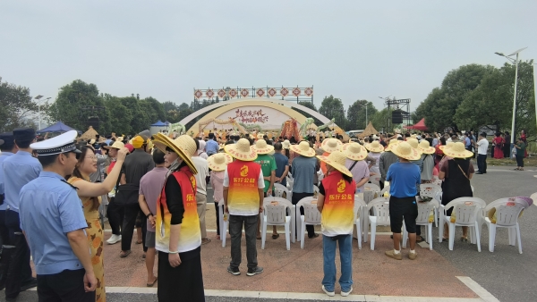 2026.09.21 协助县委办丰收节活动 (16).jpg