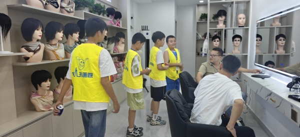 2026.09.26 树人画院开展温暖包义卖活动 (18).jpg